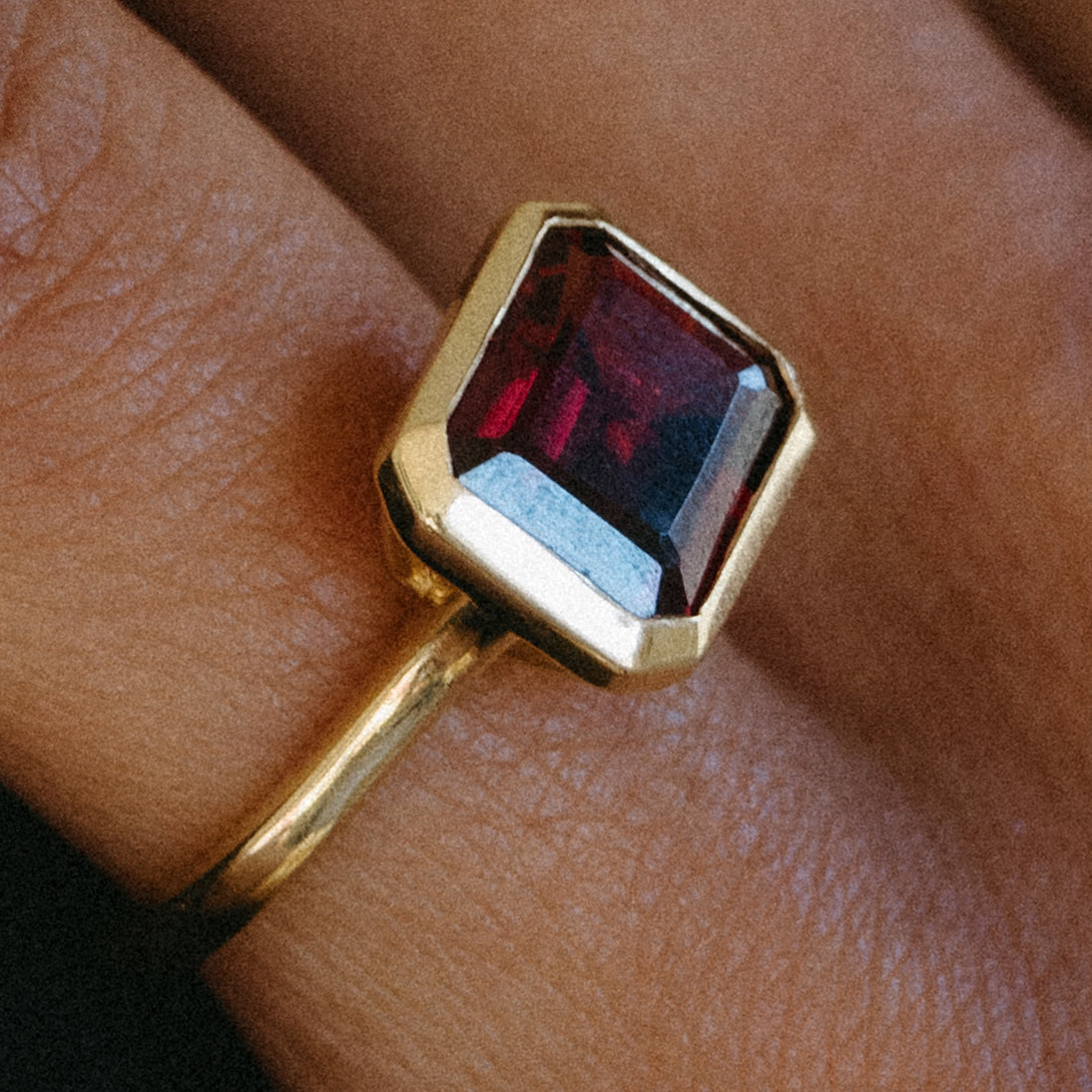 GARNET JULIA BIRTHSTONE RING