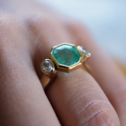 EMERALD & DIAMOND FLOATING RING