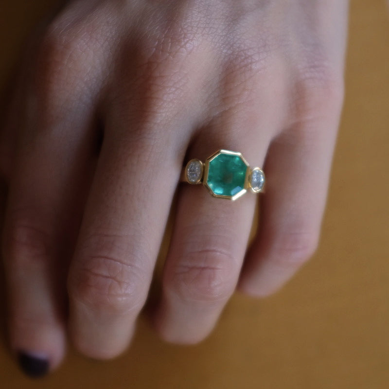 EMERALD & DIAMOND FLOATING RING