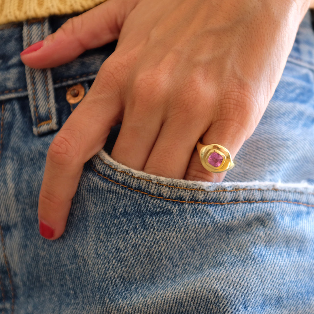 PINK SAPPHIRE RIPPLE SIGNET RING