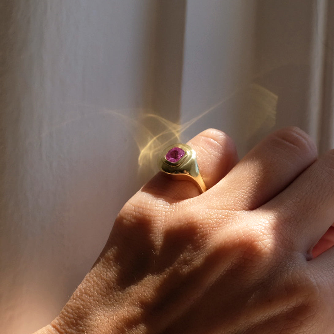 PINK SAPPHIRE RIPPLE SIGNET RING