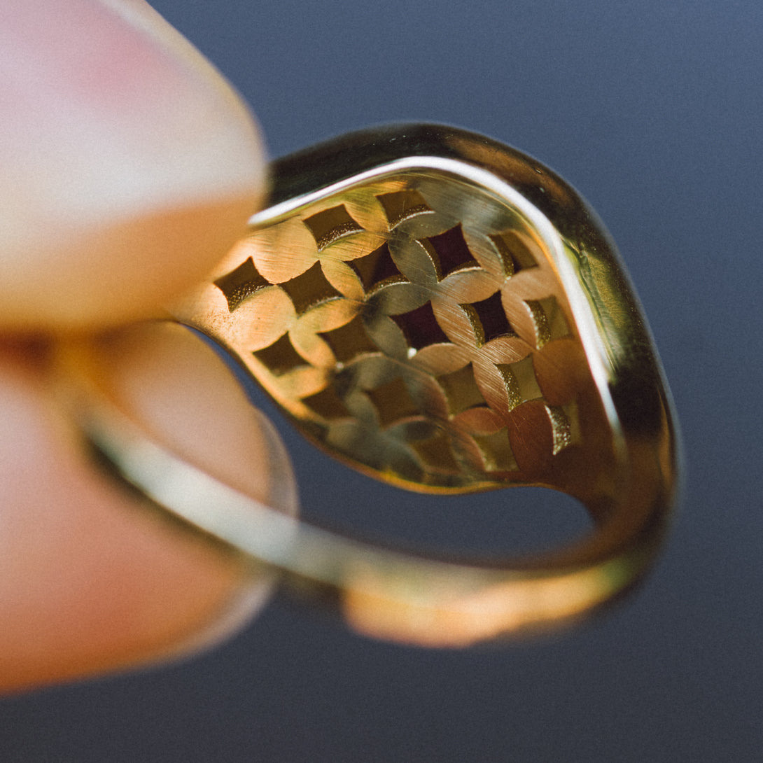 EMERALD RIPPLE SIGNET RING