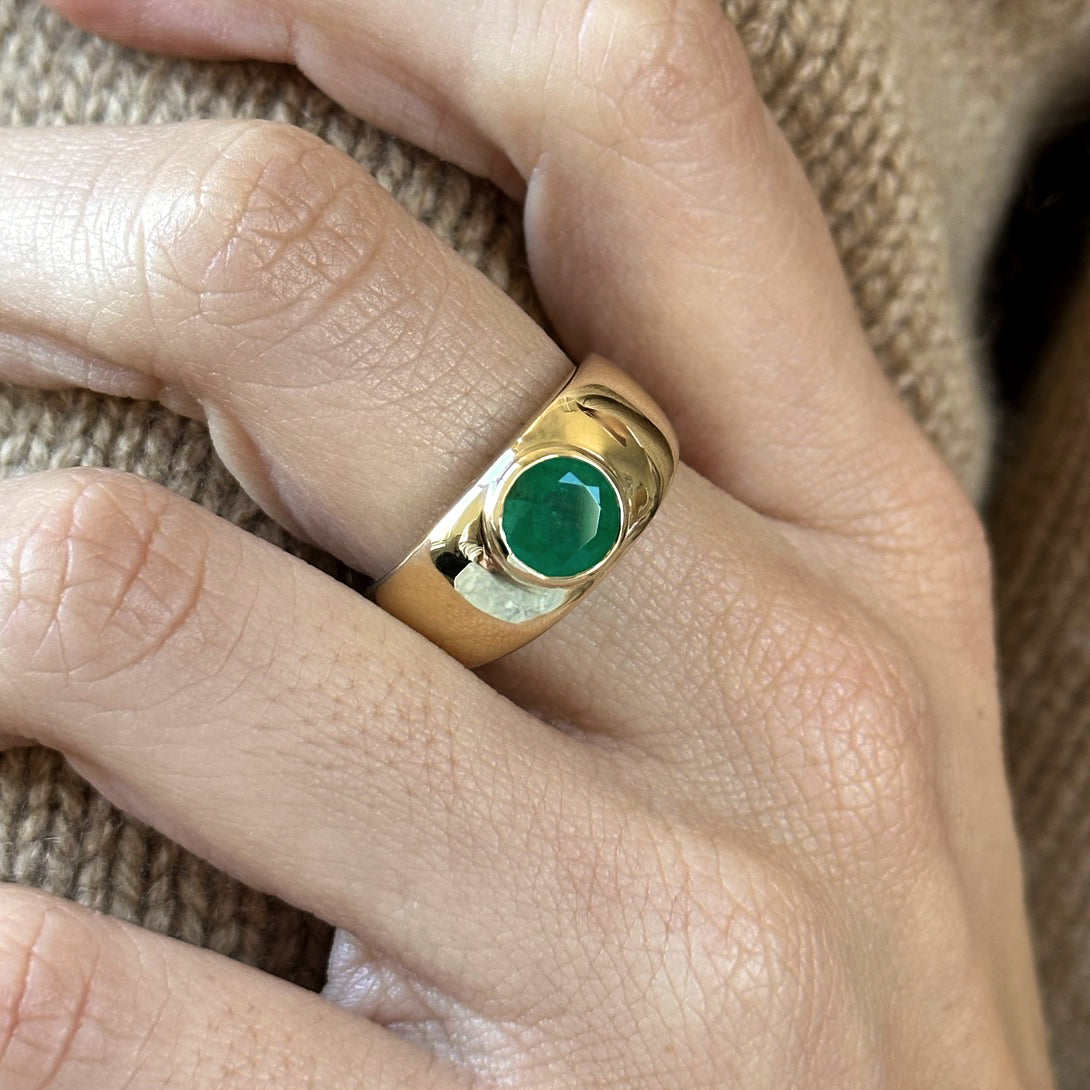 ROUND EMERALD BEZEL SET CLOUD RING